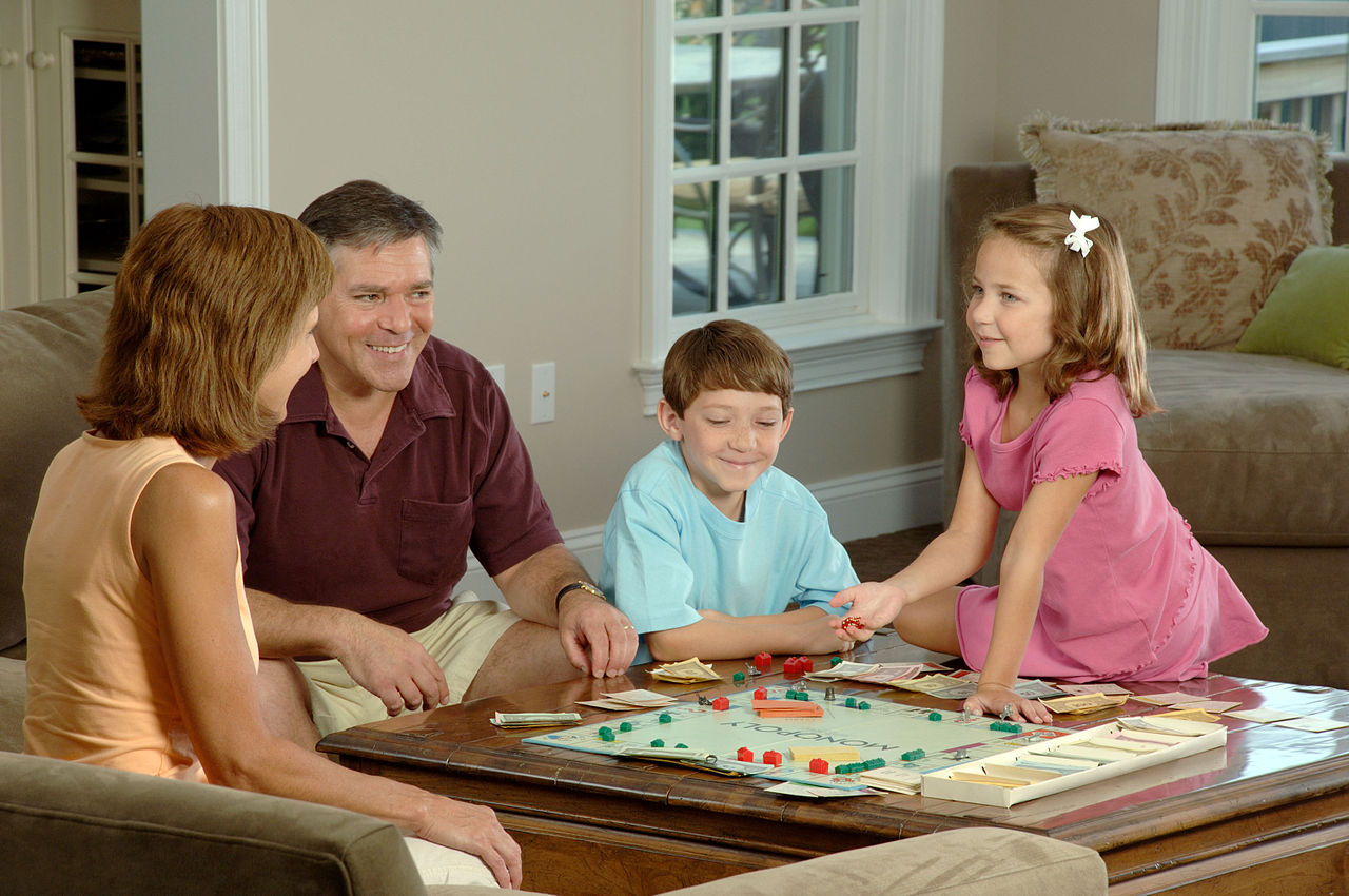 1280px-Family_playing_a_board